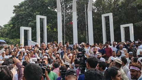 প্রেসক্লাব ছেড়ে শহীদ মিনারে অবস্থান এমপিওভুক্ত শিক্ষক-কর্মচারীদের